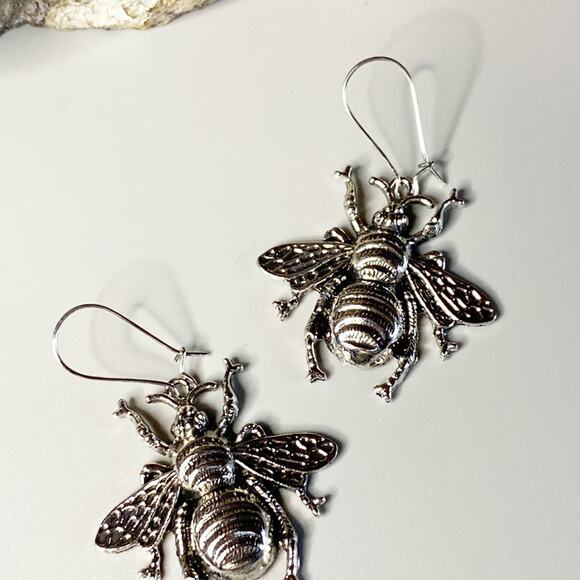NEW Queens Night Out Bee Earrings - Picture 5 of 11